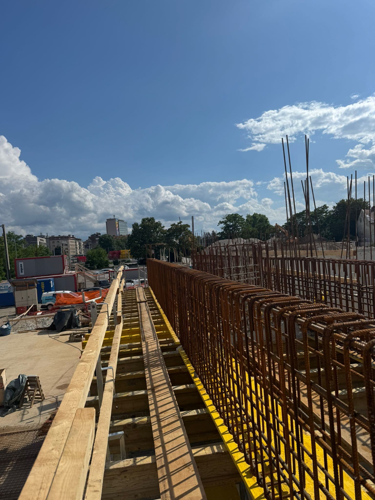 Armaturna konstrukcija in opaž za dvignjeni betonski nosilec.