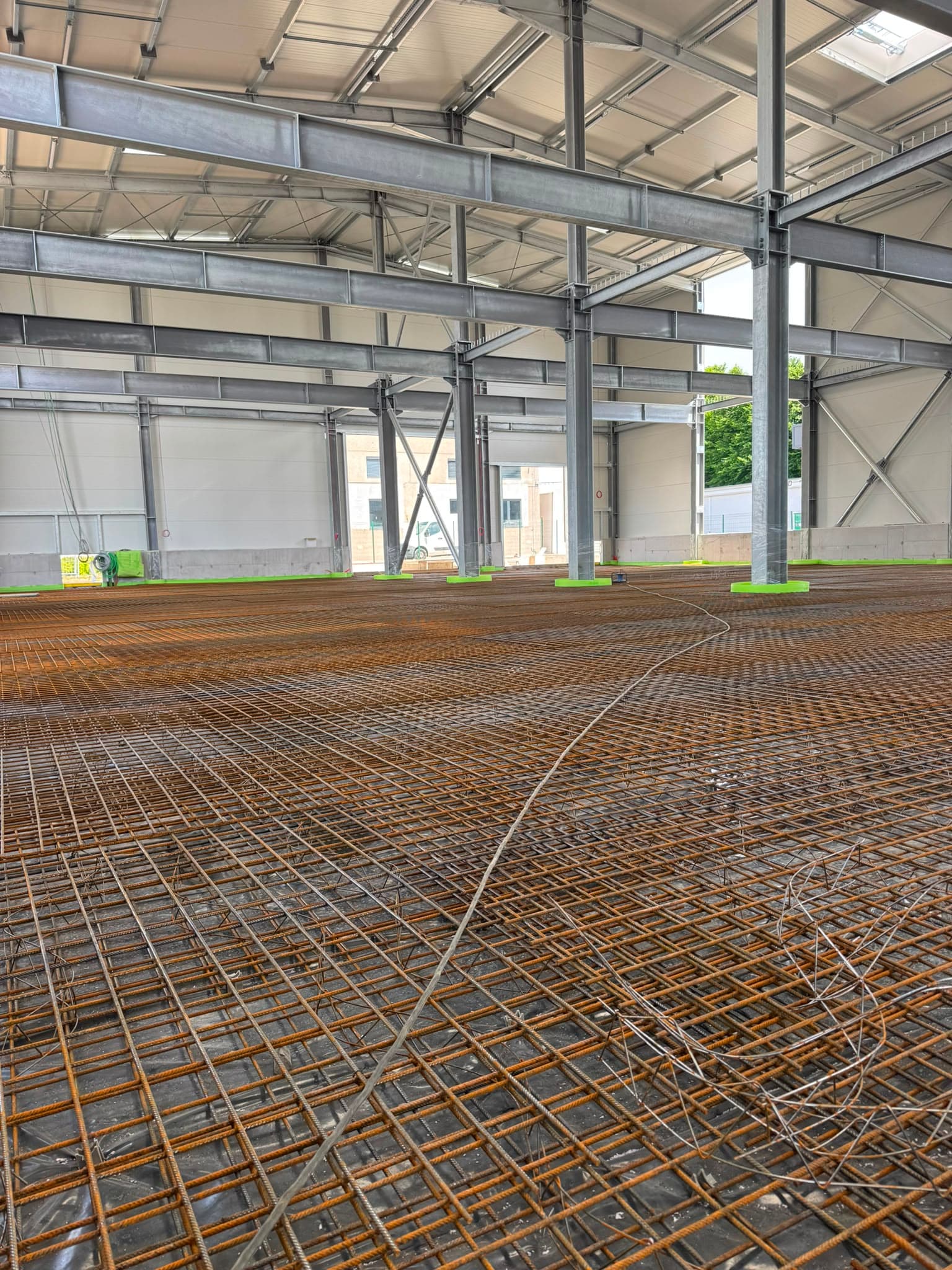 Vgradnja armaturne mreže za industrijsko talno ploščo v skladiščni hali v Mengšu.