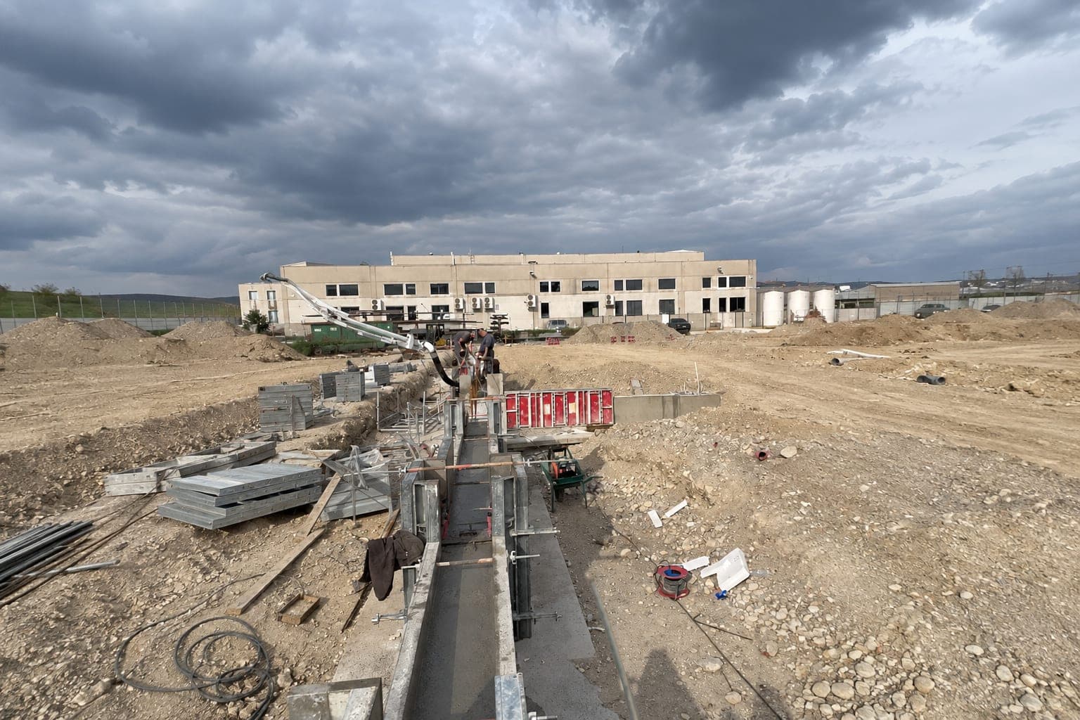 Izvedba opaža in betoniranje pasovnih temeljev za skladiščni objekt v Mengšu.