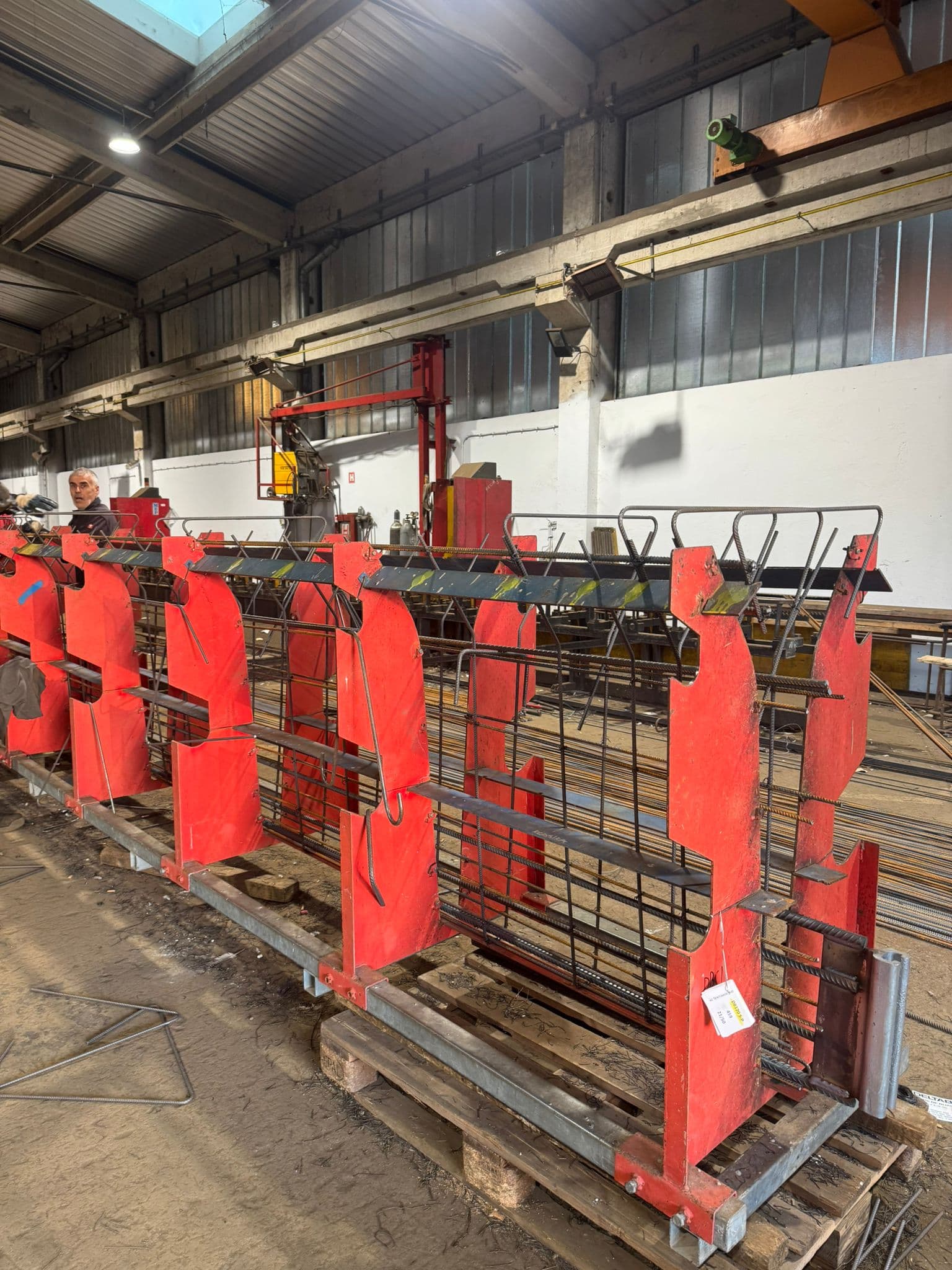 Vnaprej izdelana armatura in montaža opaža v kovinski delavnici.