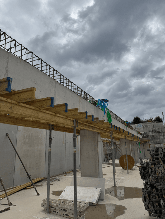 Opaž in armaturni detajli na podpornem betonskem zidu z odrom.